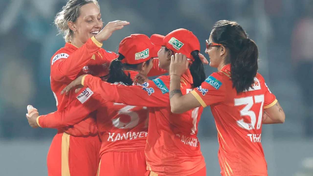Harmanpreet’s Lone War Not Enough as Gujarat Giants Topple Mumbai Indians to Seal Playoff Berth